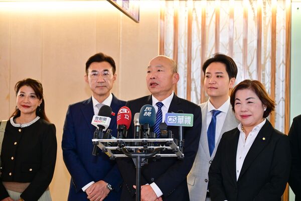 ▲韓國瑜17日在桃園機場發表談話。（圖／立法院提供）