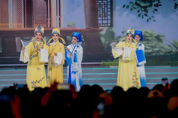 ▲▼ 越劇120歲重回發原地，全大陸16家專業越劇院團、23位戲劇梅花獎得主，以及老中青五代的戲曲人齊聚一堂           。（圖／翻攝 看台海）