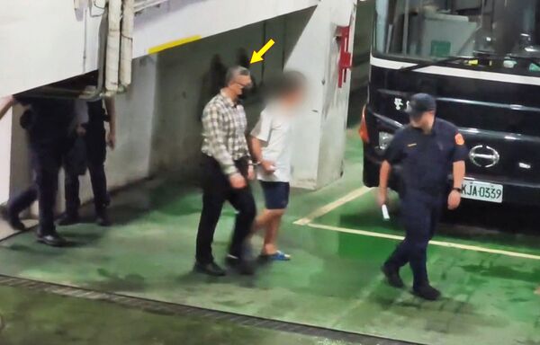 鄭文芳（箭頭處）棄保潛逃後在海外被捕，返國後遭羈押。（鏡新聞提供）
