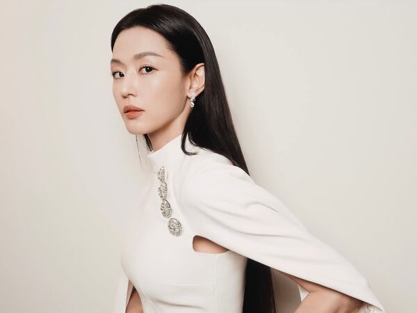 全智賢穿LV斗篷裝氣場全開　伯爵珠寶加身閃耀女神光