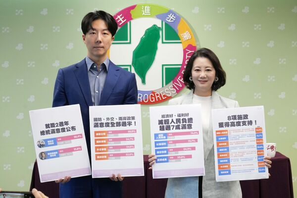 ▲▼總統賴清德執政將滿2周年，民進黨政策會執行長吳思瑤、發言人吳崢召開「執政2周年民調發布」記者會。（圖／民進黨提供）