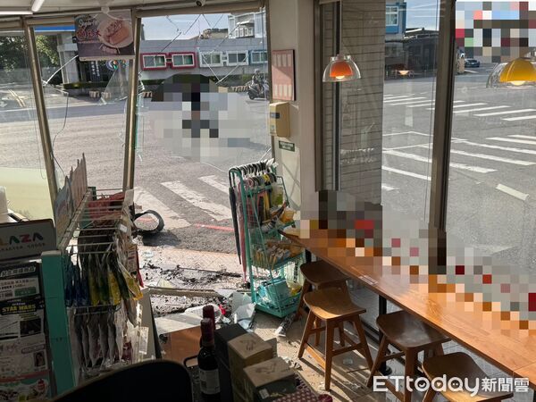 ▲▼五結鄉金土地公附近一間超商大門被撞破，駕駛竟落跑，店員傻眼。（圖／記者游芳男翻攝，下同）