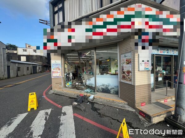 ▲▼五結鄉金土地公附近一間超商大門被撞破，駕駛竟落跑，店員傻眼。（圖／記者游芳男翻攝，下同）