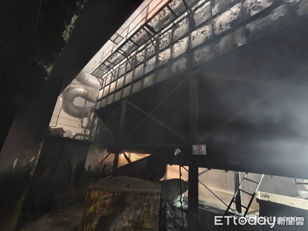 ▲台南市永康區環工路一家金屬科技公司18日上午發生工廠火警，消防局出動大批人車到場搶救。（民眾提供，下同）