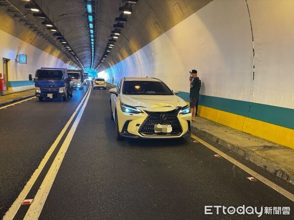 ▲▼             國5烏塗隧道發生4車連環撞。（圖／記者陳以昇翻攝，下同）