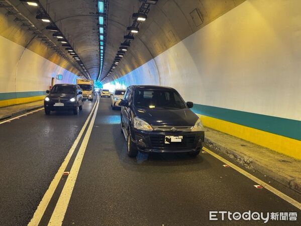 ▲▼             國5烏塗隧道發生4車連環撞。（圖／記者陳以昇翻攝，下同）