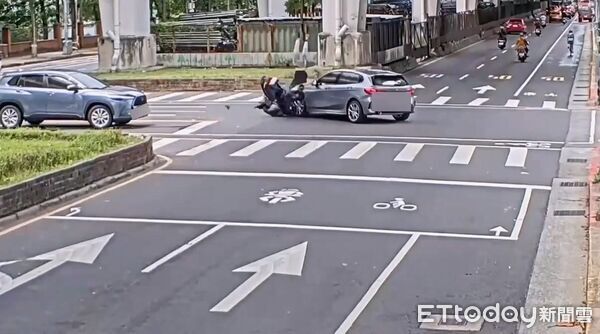 ▲BMW轎車直接從車道外側死亡迴轉、撞飛直行騎士。（圖／記者張君豪翻攝）