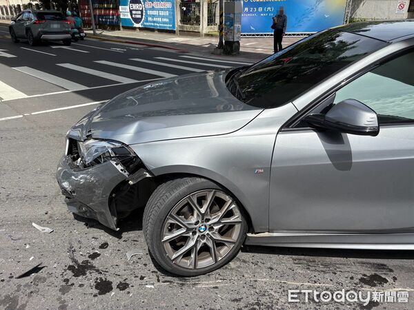 ▲BMW轎車直接從車道外側死亡迴轉、撞飛直行騎士。（圖／記者張君豪翻攝）