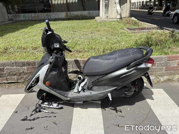 ▲BMW轎車直接從車道外側死亡迴轉、撞飛直行騎士。（圖／記者張君豪翻攝）