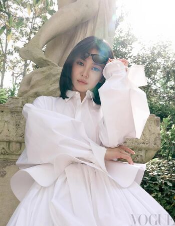 ▲▼44歲宋慧喬太美！短裙+深V辣照曝光　凍齡美貌震撼韓網。（圖／翻攝自IG）