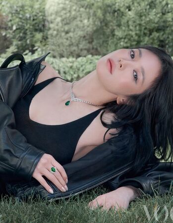 ▲▼44歲宋慧喬太美！短裙+深V辣照曝光　凍齡美貌震撼韓網。（圖／翻攝自IG）