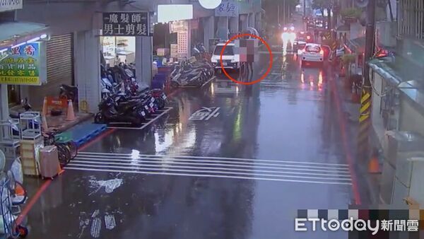 ▲▼單男偷取停在路邊未熄火的小貨車（紅圈），單男開偷來的貨車要領取載送遭查扣的無牌重機，遭員警逮捕             。（圖／記者陳以昇翻攝）