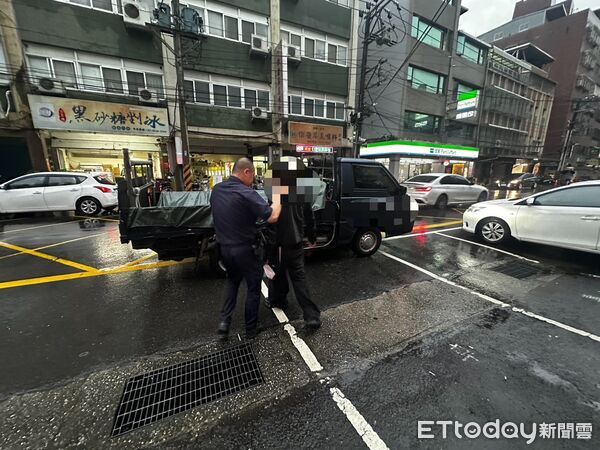 ▲▼單男偷取停在路邊未熄火的小貨車（紅圈），單男開偷來的貨車要領取載送遭查扣的無牌重機，遭員警逮捕             。（圖／記者陳以昇翻攝）