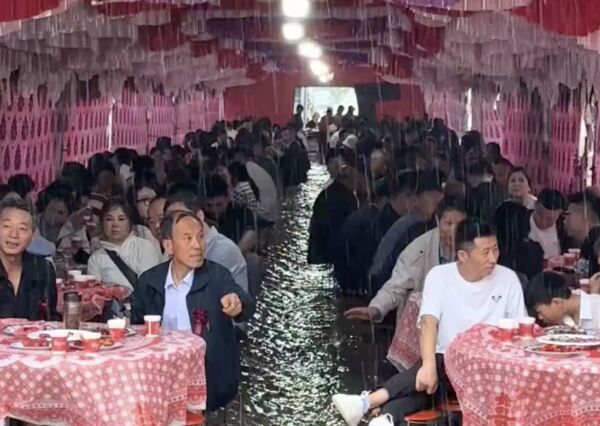 ▲▼陝西婚宴下暴雨　賓客水中用餐變「正宗流水席」　。（圖／翻攝微博）