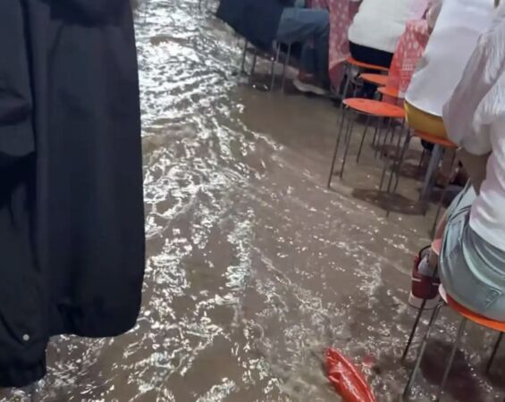 ▲▼陝西婚宴下暴雨　賓客水中用餐變「正宗流水席」　。（圖／翻攝微博）