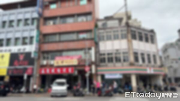 ▲宜蘭疑似發生墜樓案，男子離奇陳屍超商後方鐵皮屋鼎上。（圖／民眾提供）