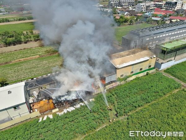 ▲台南市七股區竹橋里竹港一處廢電線回收場18日中午發生火警，消防局出動大批人車到場搶救。（記者林東良翻攝，下同）