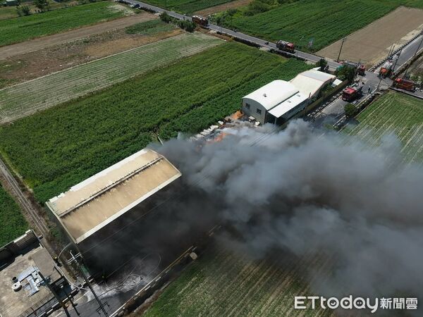 ▲台南市七股區竹橋里竹港一處廢電線回收場18日中午發生火警，消防局出動大批人車到場搶救。（記者林東良翻攝，下同）