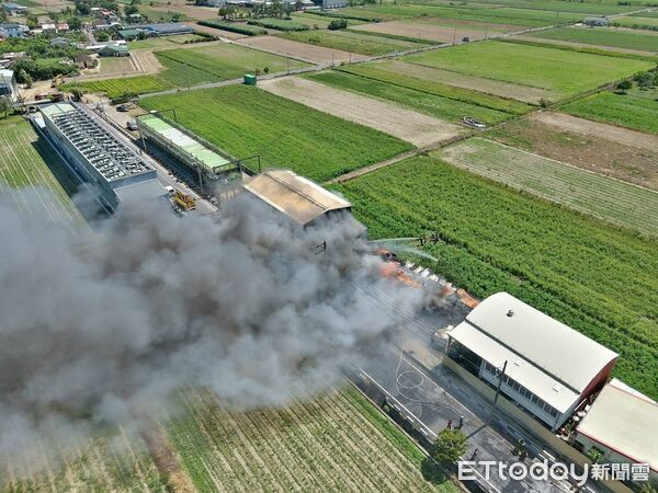 ▲台南市七股區竹橋里竹港一處廢電線回收場18日中午發生火警，消防局出動大批人車到場搶救。（記者林東良翻攝，下同）
