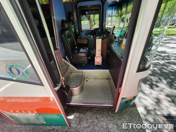 ▲▼台北市公車運將沒等9旬老翁站穩救起步，導致重摔命危。（圖／記者張君豪翻攝）