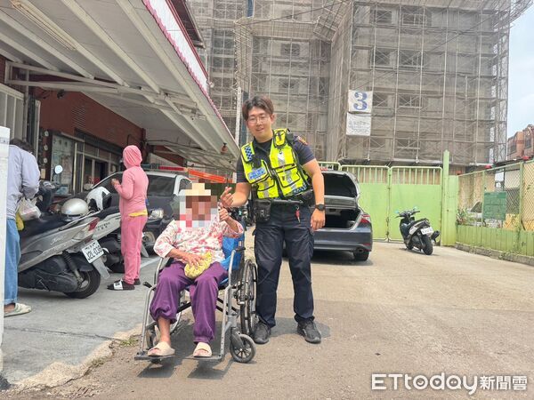 ▲屏東警分局員警找到陳姓老嫗。（圖／記者陳崑福翻攝）