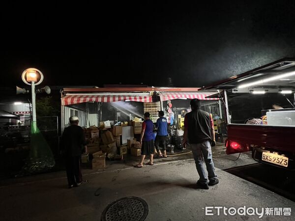 ▲仁愛鄉發祥村光復巷242號商店17日晚間發生火警。（圖／記者高堂堯翻攝）