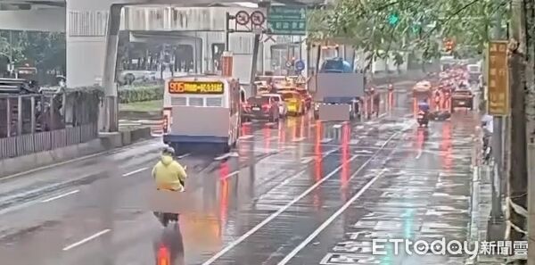 ▲北市基隆路發生機車急煞摔車滑過水泥預拌車卻奇蹟生還的車禍事件。（圖／記者張君豪翻攝）