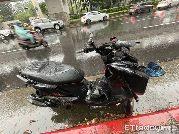 ▲北市基隆路發生機車急煞摔車滑過水泥預拌車卻奇蹟生還的車禍事件。（圖／記者張君豪翻攝）