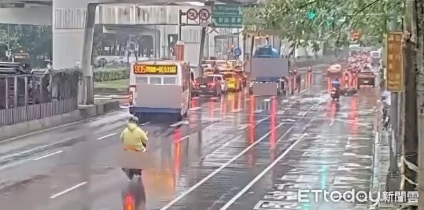 騎士摔進水泥車底畫面曝!司機急煞跳下車...驚嚇變驚喜見證奇蹟