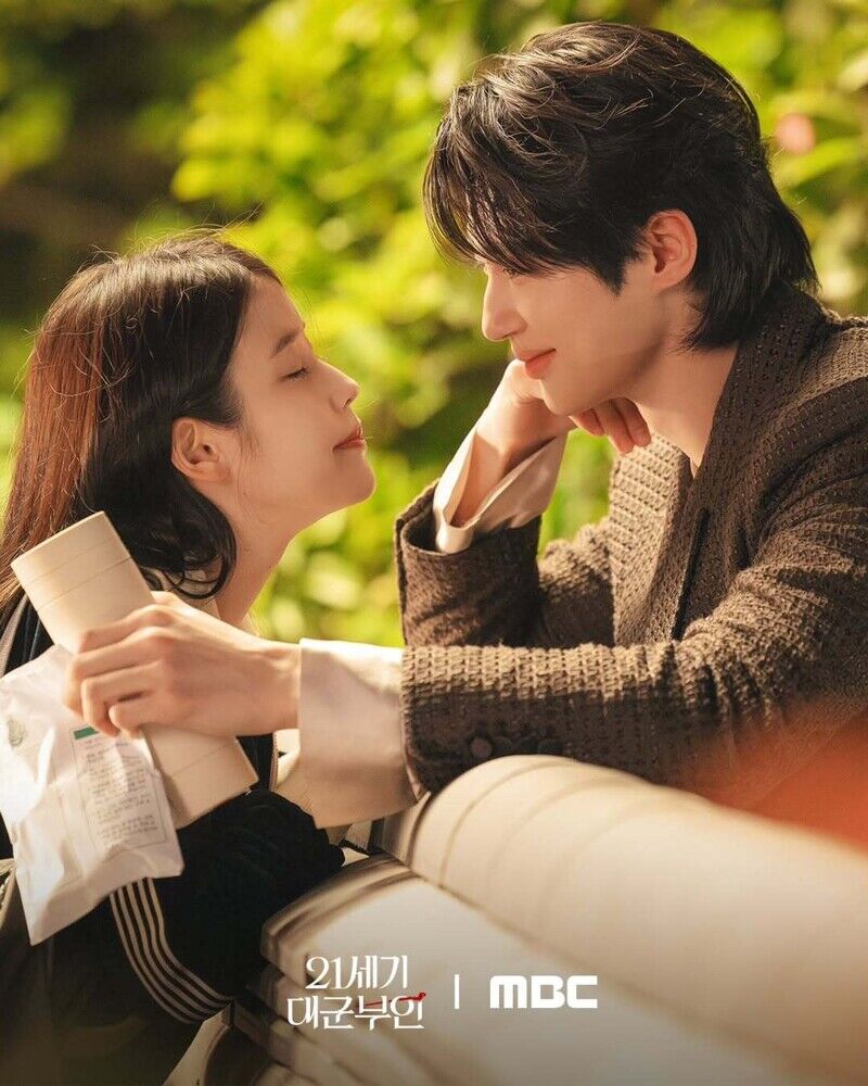 《21世紀大君夫人》IU霸氣倒追邊佑錫收視叫好，五大造型單品跟著引話題！