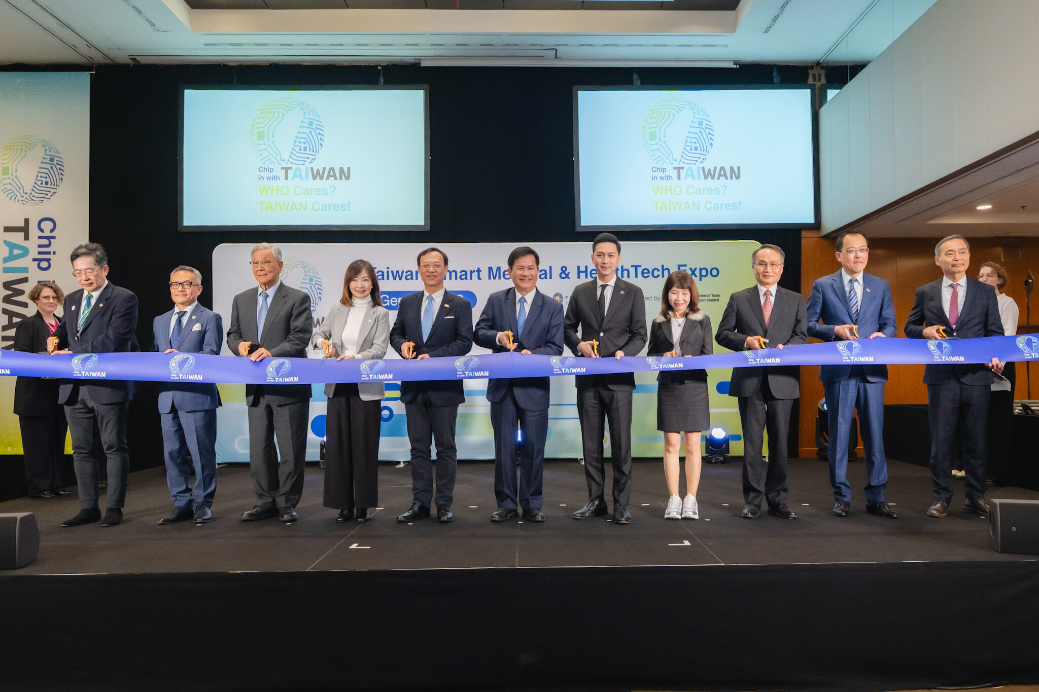 ▲▼外交部長林佳龍於台北時間17日晚間，與衛福部長石崇良在日內瓦出席世界衛生大會（WHA）推案國際記者會暨「台灣智慧醫療與健康科技展」開幕式及外交酒會，並與各國代表及國際友人交流會晤。（圖／翻攝自Facebook／林佳龍）