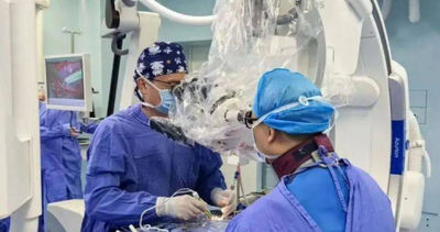 女腰腿痛2年！醫在脊髓清出「上千條寄生蟲」嚇：像在湯裡撈麵條