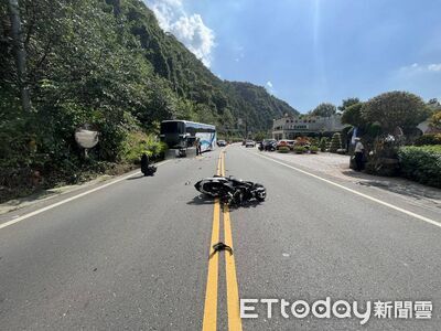 台14線驚悚事故!18歲騎士跨越雙黃線對撞遊覽車...現場畫面曝