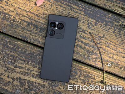 Sony Xperia 1 VIII 簡易開箱!2大升級重點「必摸原礦設計機背」