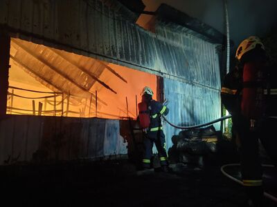 田尾公路花園暗夜火警！廢棄咖啡廳全面燃燒　消防急灌救