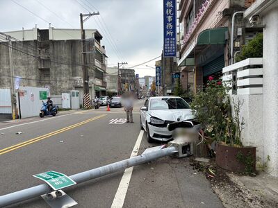 苗栗轎車突跨雙黃線逆向鏟倒燈桿！77歲駕駛「閃車」說遭打臉