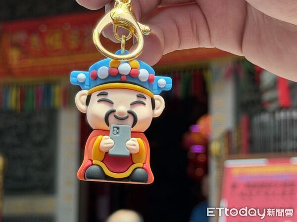 ▲▼ 前金城鎮長石兆瑉推出結合傳統信仰與現代元素的「Q版城隍公仔」 。（圖／記者鄭逢時攝）
