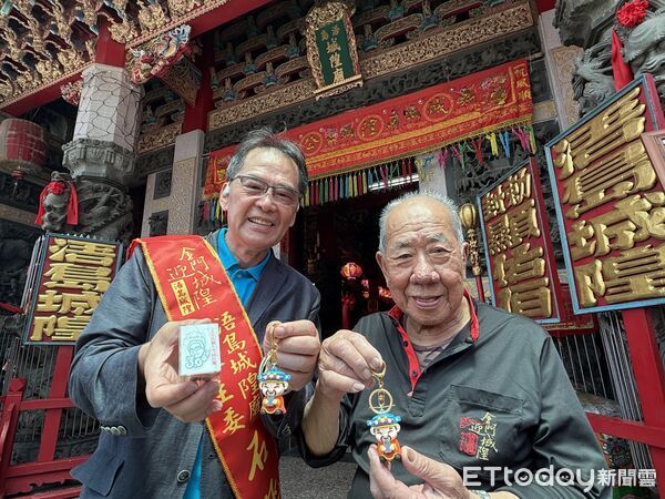 ▲▼ 前金城鎮長石兆瑉推出結合傳統信仰與現代元素的「Q版城隍公仔」 。（圖／記者鄭逢時攝）