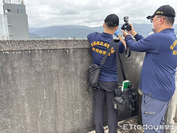 ▲新竹29歲男宜蘭倒鐵皮屋頂亡，警勘驗現場。（圖／記者游芳男翻攝，下同）