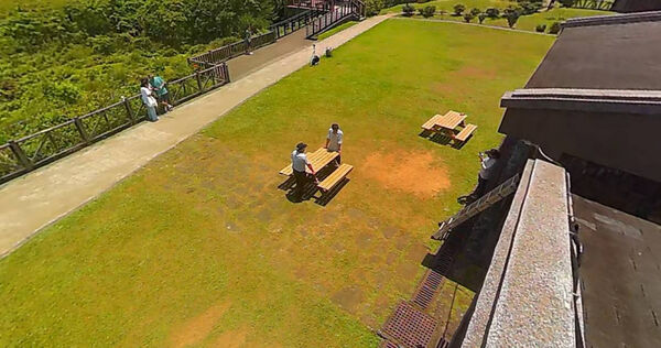 擎天崗日前發生野戰事件，當事桌已被搬離。（圖／翻攝陽明山國家公園管理處INFO）