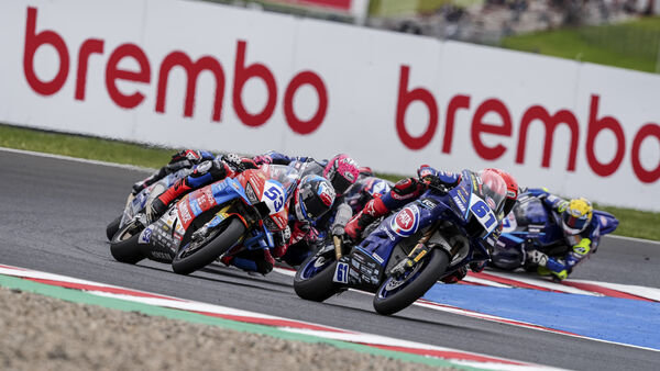 ▲張雪機車再獲勝「豪奪第5座冠軍獎盃」！鏖戰到最後1圈驚險衝線。（圖／翻攝自WSBK官網）