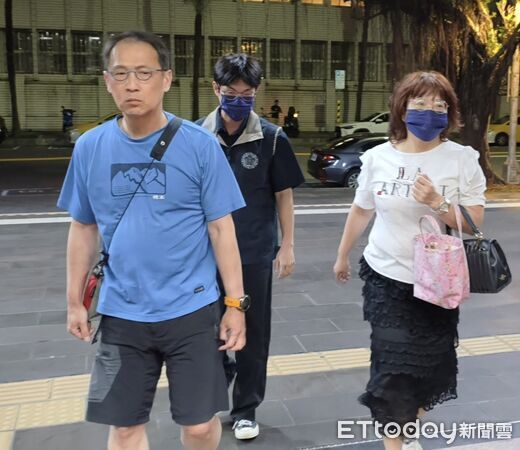▲▼台北地檢署指揮調查局新北市調查處，5/18搜索約談天逸財金科技公司前董事長溫峰泰涉掏空寶島極光公司（已改名富育榮綱公司）逾9000萬元，富育榮綱公司副總陳文棋（藍色上衣斜背包）、工程師張哲睿（黑色上衣戴帽子）以被告身分被約談到案。（圖／記者黃哲民攝）