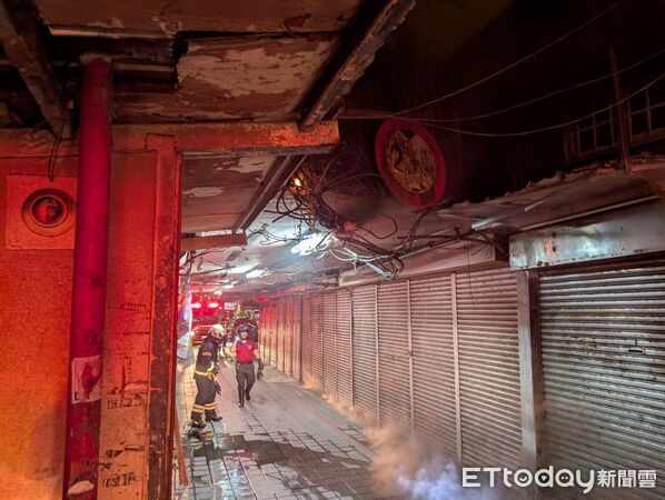 ▲基隆自來街住宅深夜驚傳火警，消防人員正全力灌救中。（圖／記者郭世賢翻攝，下同）