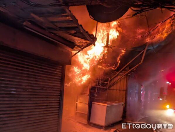 ▲基隆自來街住宅深夜驚傳火警，消防人員正全力灌救中。（圖／記者郭世賢翻攝，下同）