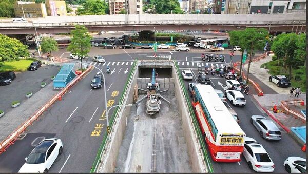 沈營透過AI分析，發現交通議題始終是北市名列前茅的民怨。圖為公館圓環拆除工程畫面。（台北市新工處提供）