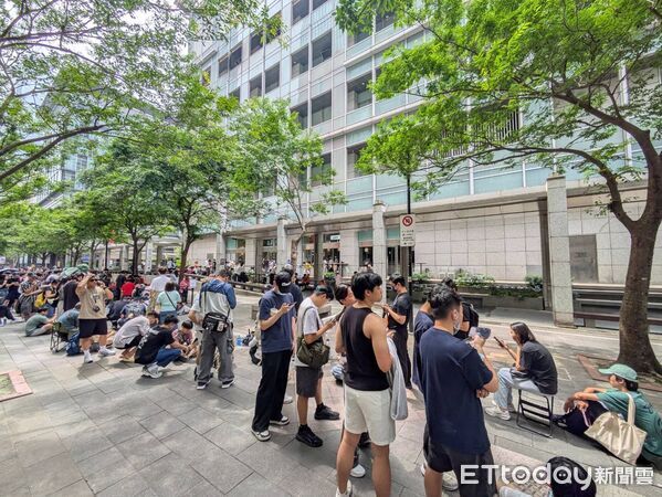 [新聞] 近600人搶吃In-N-Out漢堡　頭香民眾昨深 - 八卦 - PTT.BEST 批踢踢爆文