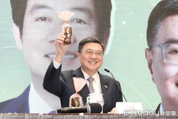 ▲▼卓榮泰、鄭麗君、張淳涵出席行政院520記者會。（圖／記者劉耿豪攝）