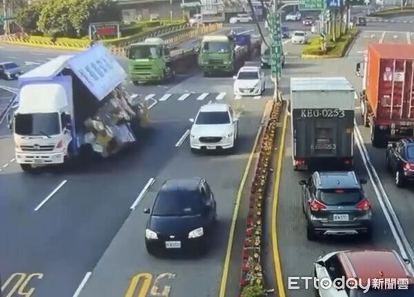▲營業大貨車轉彎大量貨物從側門傾洩而下散落2車道。（圖／龜山警分局提供）
