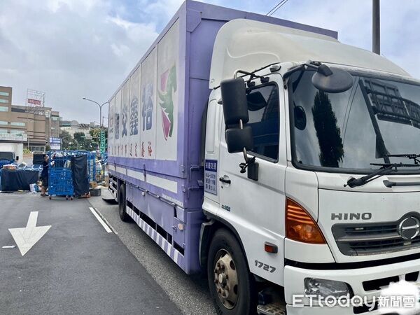 ▲▼大量貨物佔據內側2車道，警方疏導交通，。（圖／龜山警分局提供）