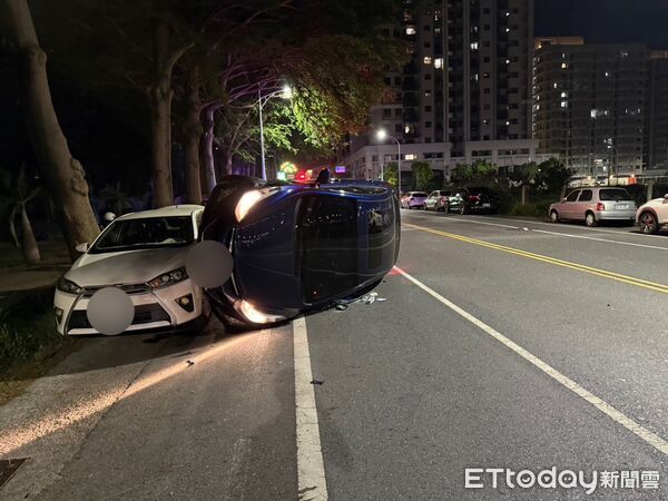 ▲台南市東區崇德路18日晚間發生自小客車擦撞翻覆事故，所幸駕駛自行脫困。（記者林東良翻攝，下同）
